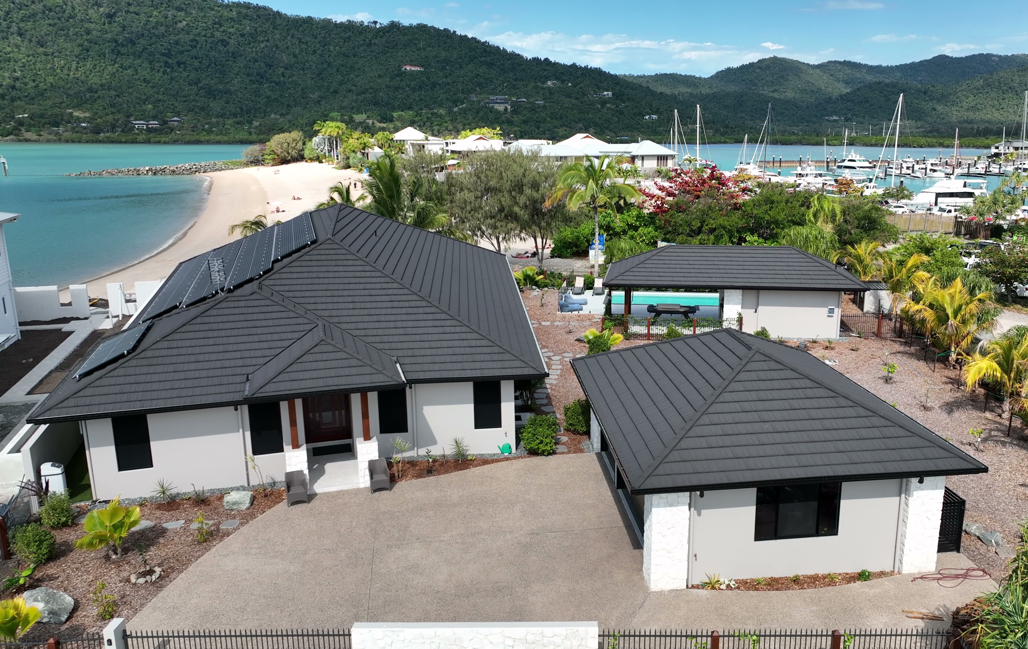 Gerard Stratos steel panel roof in charcoal colour at Airlie Beach.