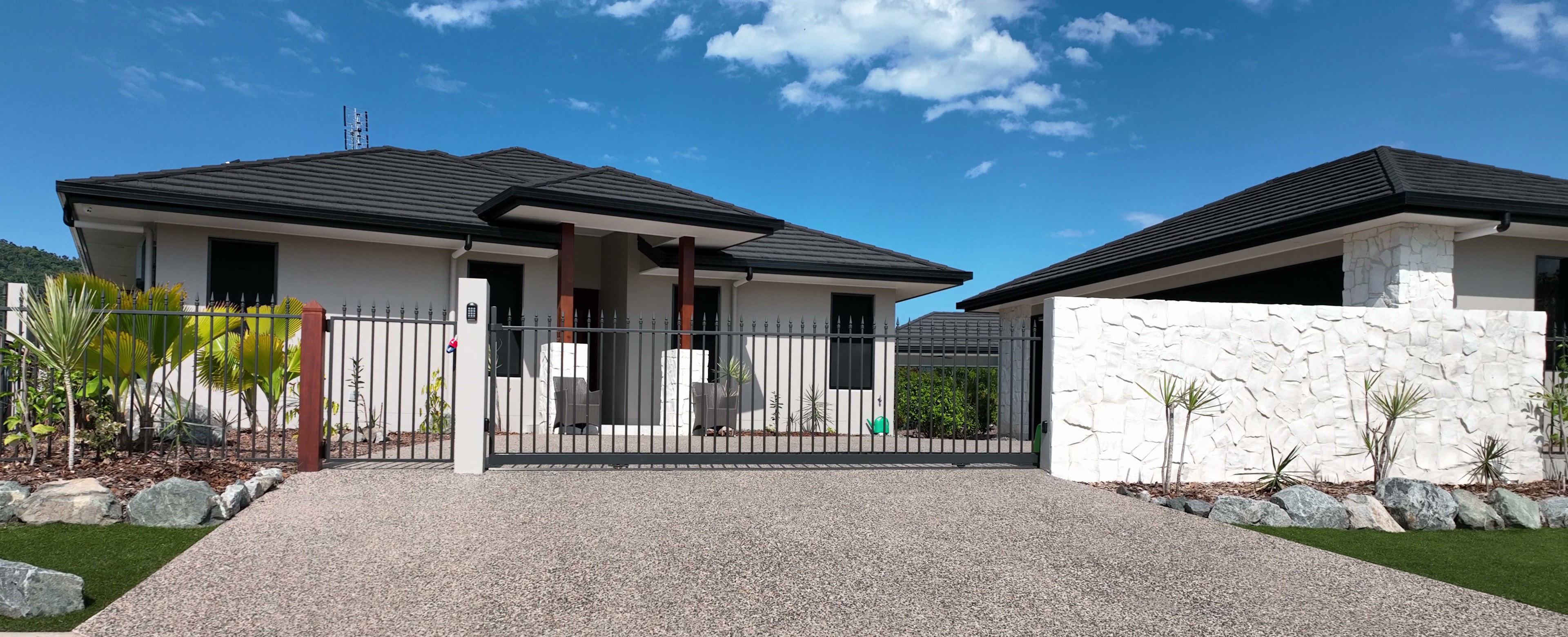 Gerard Stratos steel panel roof in charcoal colour at Airlie Beach.